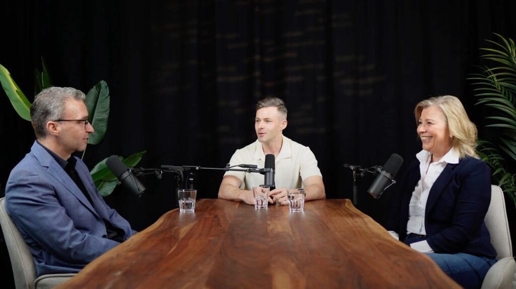Totale des Podcast-Studios in Berlin mit drei Gästen am Aufnahmetisch